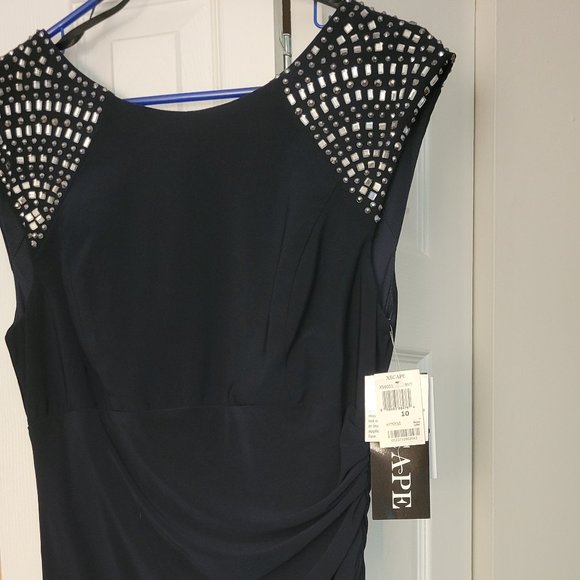 Dresses - Picture 5 of 16